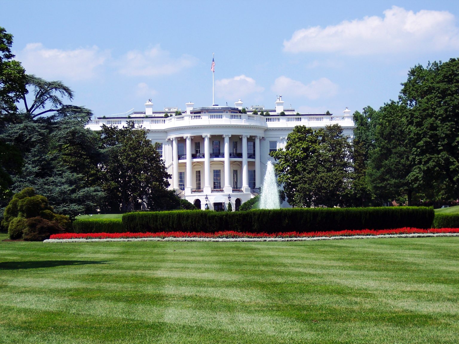 White House in Washington DC with an outdoors fountain