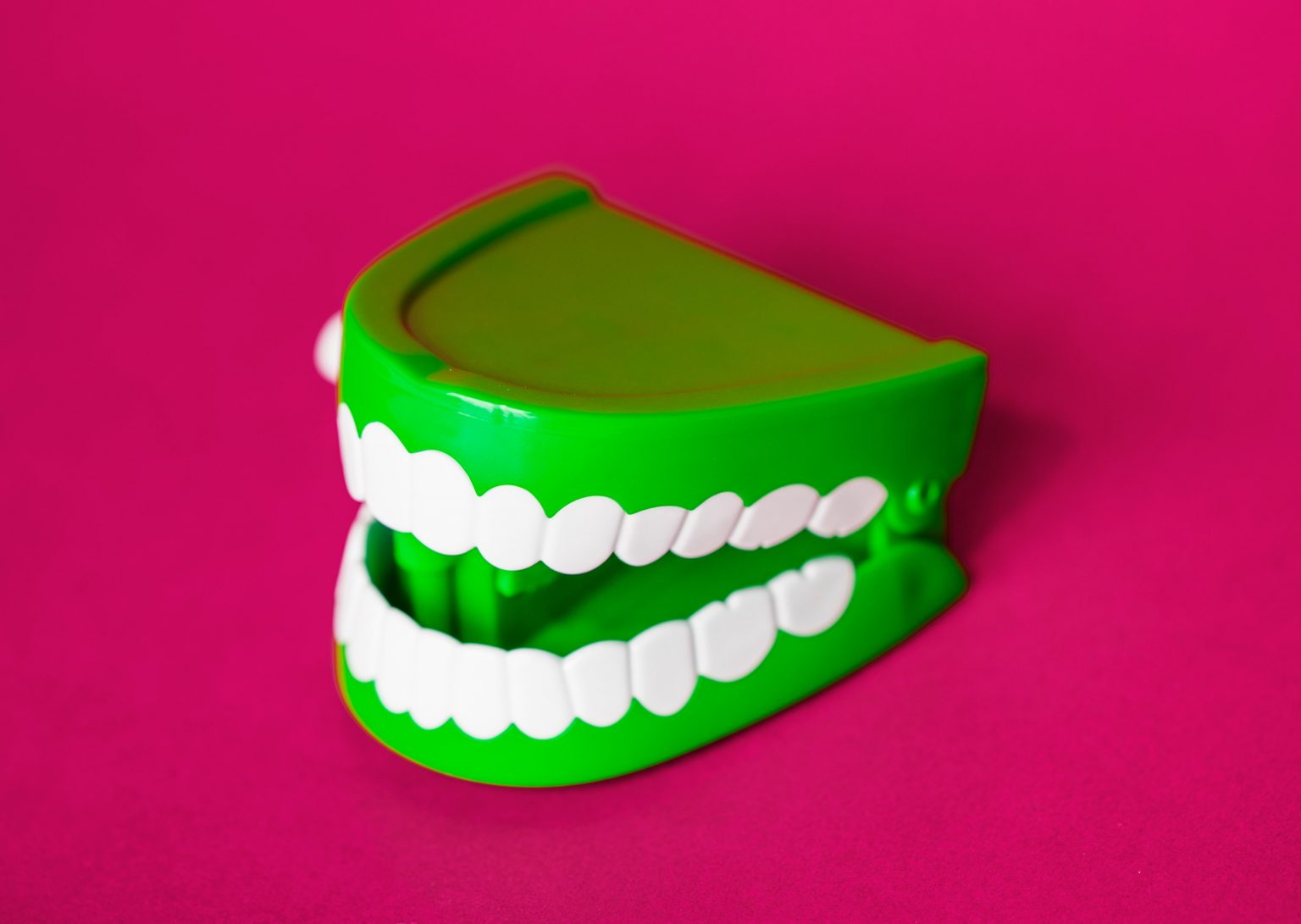 green wind up chattering teeth toy