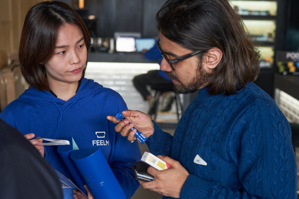 female feelm team member discussing the new feelm max technology with a member of the public