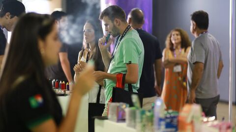 man testing out vapes on an expo stand at the World Vape Show Paraguay 2023